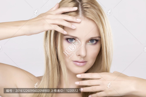 漂亮的金發(fā)美女