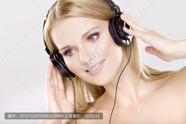 美麗的女孩是聽音樂