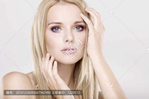 漂亮的金發(fā)美女