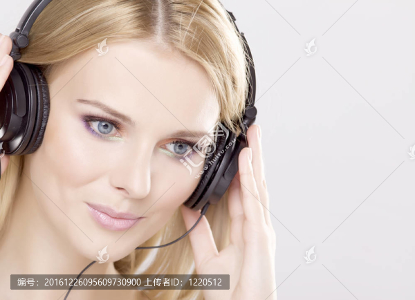 美麗的女孩是聽音樂