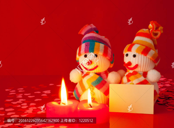 三個(gè)雪人兩燃燒的心形蠟燭