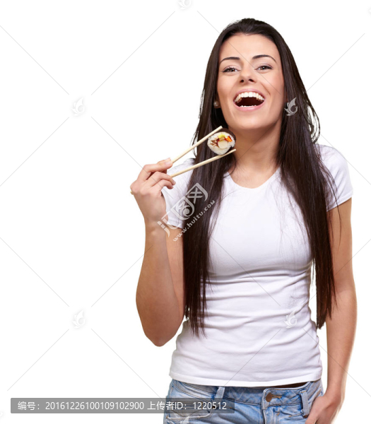 在白色背景下抱著壽司的年輕女子肖像