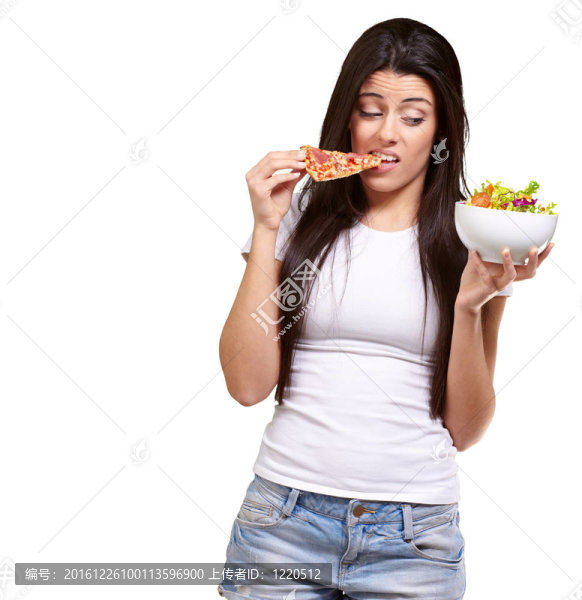 年輕的女人吃披薩和沙拉在尋找與肖像