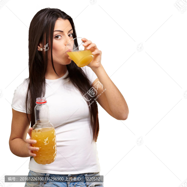 在一個白色的BAC年輕女孩喝橙汁的肖像