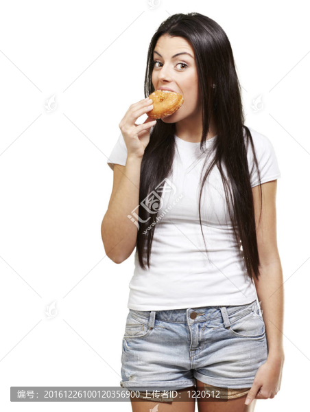 女人吃甜甜圈