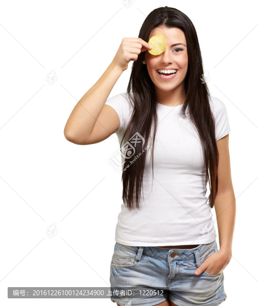 年輕婦女抱著她在他們面前一個土豆片的肖像