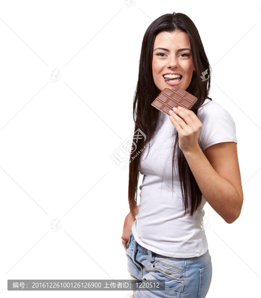 年輕的女人吃巧克力在白色的BAC的肖像