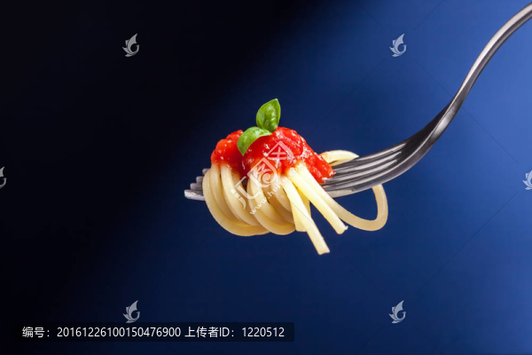 用番茄醬裹在叉子上的意大利面