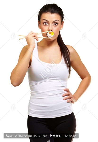 年輕的女人與一個(gè)壽司片捂著她的嘴