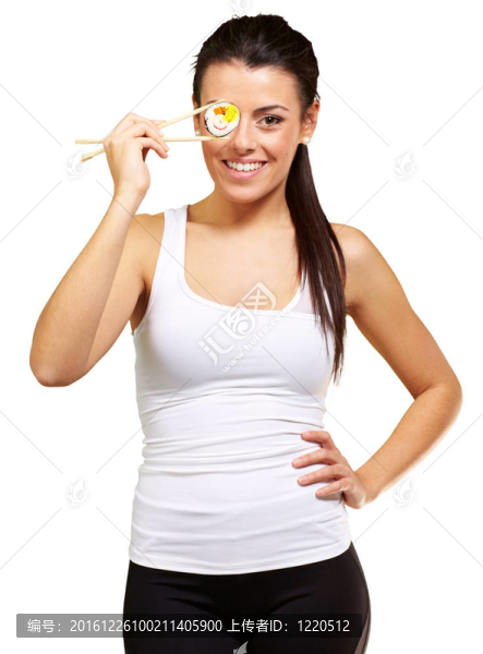 年輕女子用白色的壽司片蓋住眼睛