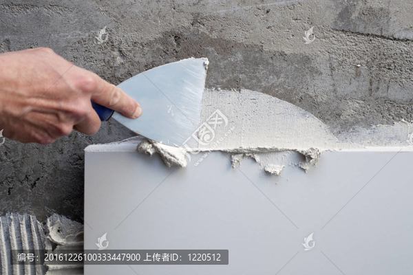 施工中瓷磚與砂漿鏟鏟