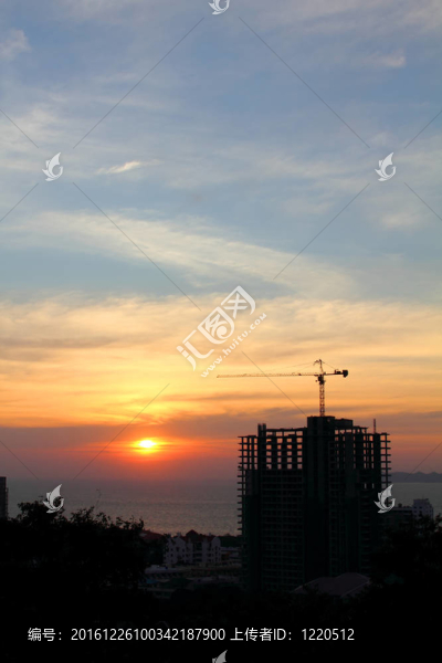 在建的建筑在自然場景中與鶴日落