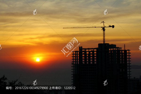 在建的建筑在自然場景中與鶴日落