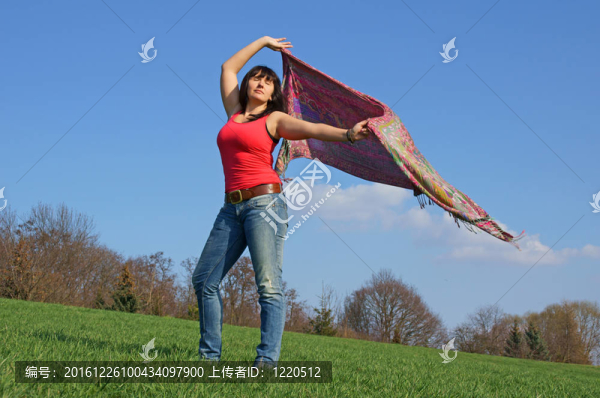 女孩在自然