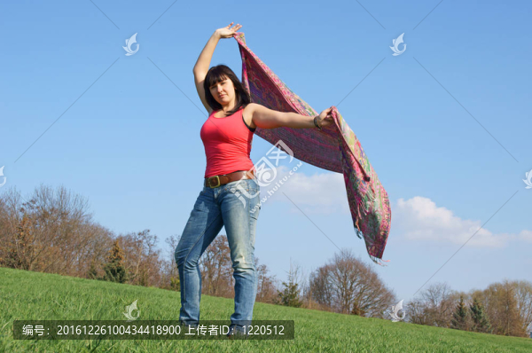 女孩在自然
