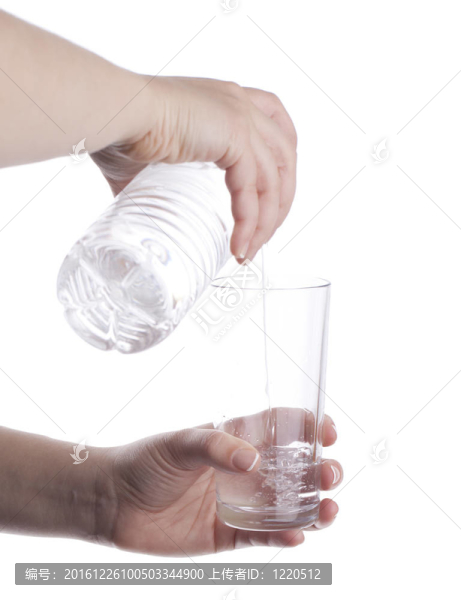 將水倒入玻璃
