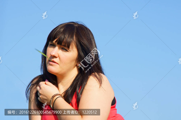 年輕的黑發(fā)女人