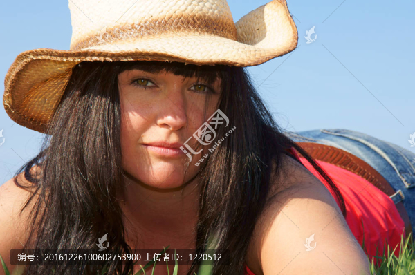 年輕的黑發(fā)女人