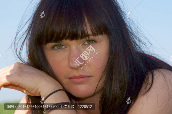 年輕的黑發(fā)女人