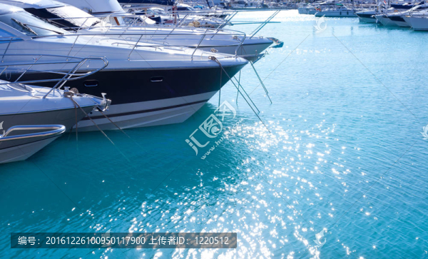 濱海海港的藍(lán)色地中海海水