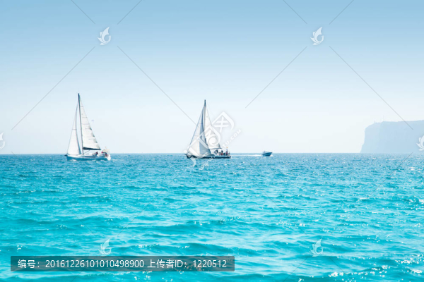 船航行在地中海帆船賽帆船