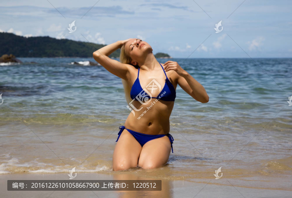 美麗的金發(fā)女郎在沙灘日光浴