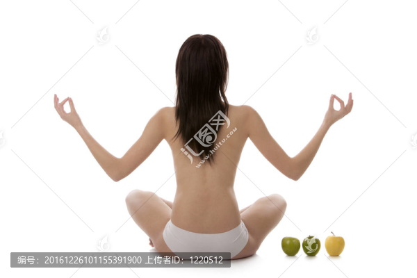 練白瑜伽的女孩