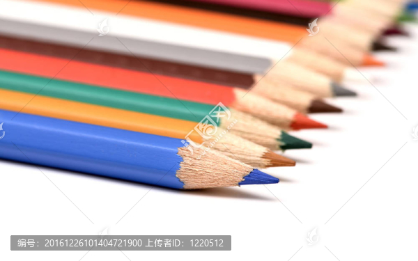 白色背景上孤立的彩色鉛筆