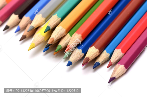 白色背景上孤立的彩色鉛筆