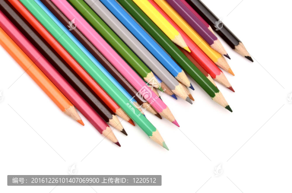 白色背景上孤立的彩色鉛筆