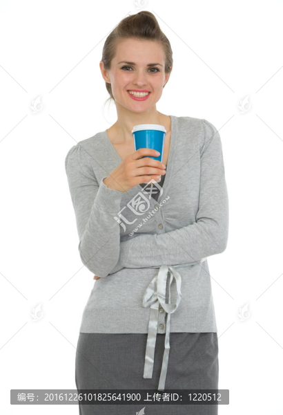 快樂的商業(yè)婦女與一杯咖啡