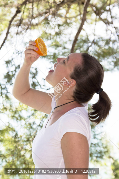 可愛女孩擠鮮橙