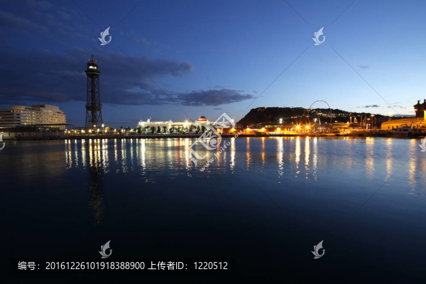 巴塞羅那；夜晚的西班牙天際線。港口的觀點(diǎn)