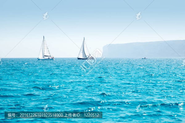 船航行在地中海帆船賽帆船