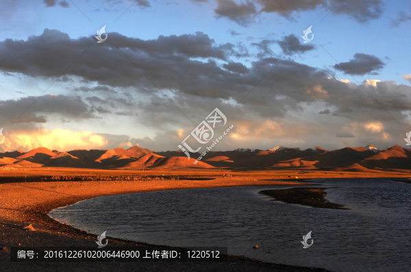 景觀(guān)在湖邊