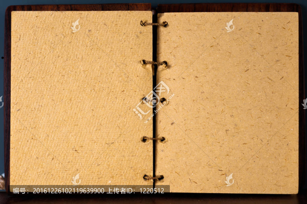 打開書對(duì)黑板