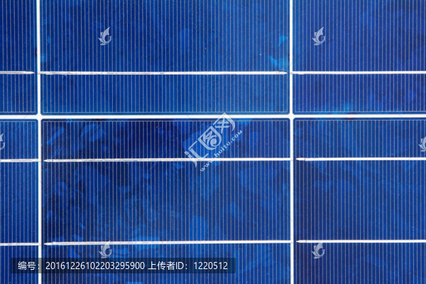 一個(gè)太陽(yáng)能電池板模塊特寫(xiě)