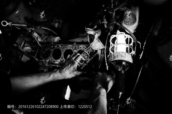 工人修理汽車的手