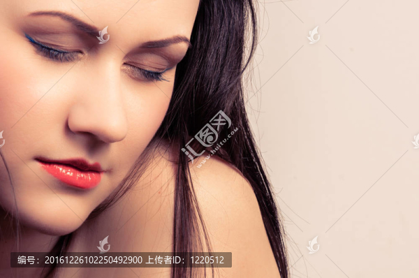 一個(gè)年輕女人的特寫(xiě)照片