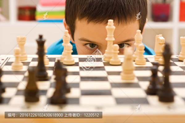 男孩下棋