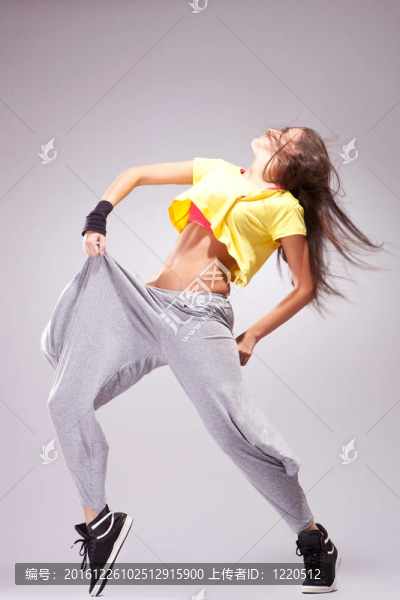 充滿活力的舞蹈姿勢的女舞者