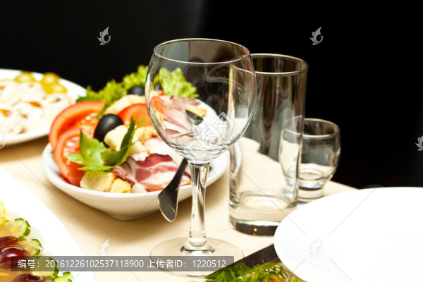餐廳餐桌上的玻璃杯和盤(pán)子