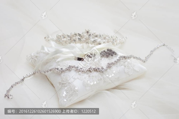 白色枕頭上新娘的個(gè)人飾品