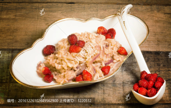 野草莓和紅洋蔥燴飯