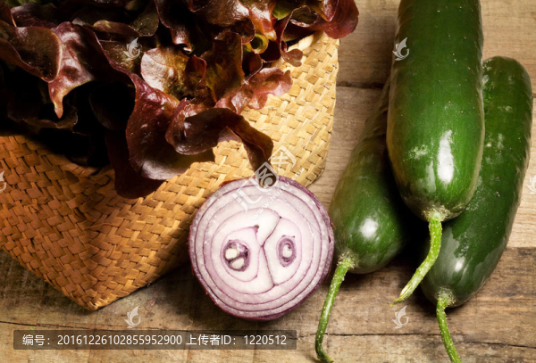 黃瓜；紅洋蔥和生菜
