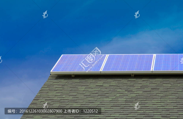 屋頂上的太陽能光伏板