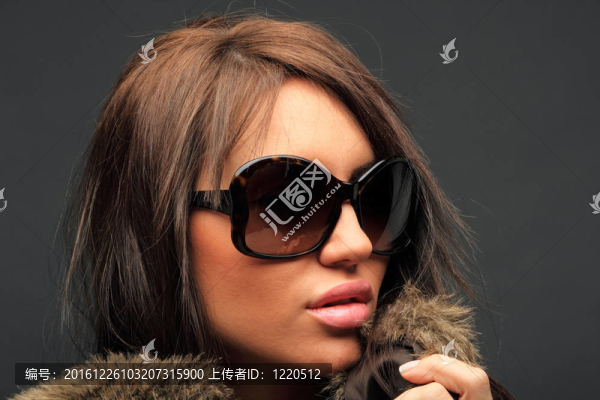 年輕女性肖像與大時尚太陽鏡