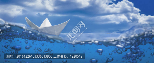 紙船飛濺與氣泡航行在藍色的水和天空