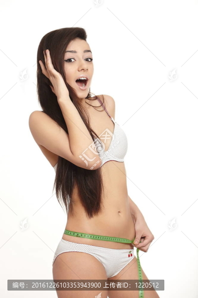 美麗的黑發(fā)女人驚訝震驚在白色的內(nèi)衣測量形狀孤立在白色的肖像