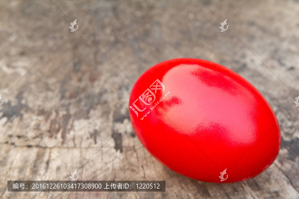 舊木蛋上的復(fù)活節(jié)彩蛋